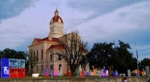 Bandera courthouse decorated for Cowboy Christmas
